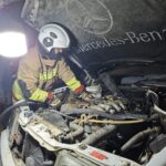 Hatay’da park halindeki otomobilin motor kısmında yangın çıktı, zarar meydana geldi.