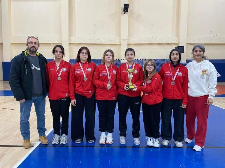 Bilecik’te Liseler Arası Badminton Gençler İl Birinciliği Müsabakaları sona erdi, MTAL erkek takımı şampiyon oldu.