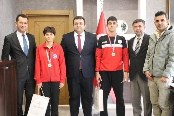 Pazarlar Spor Lisesi, okul sporlarındaki başarıları için öğrencilerine ödül ve burs verdi. Pazarlar Spor Lisesi, okul sporlarındaki başarıları için öğrencilerine ödül ve burs verdi.