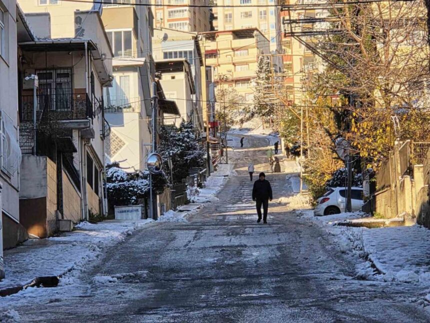 Samsun’da yoğun kar yağışının ardından sabah saatlerinde buzlanma meydana geldi.