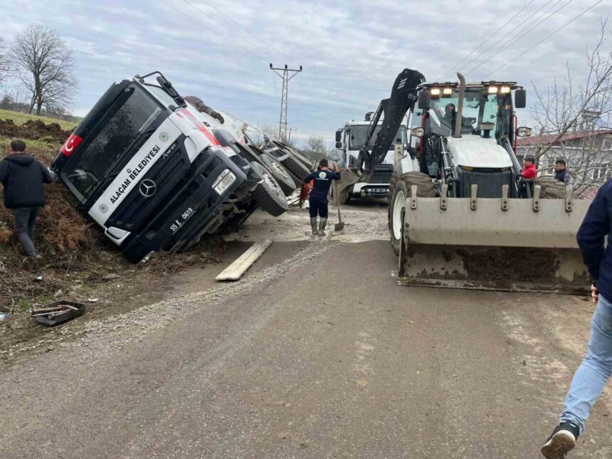 Alaçam ilçesinde beton mikseri kanala devrildi, kaza sonrası yaralı bulunmadı. Alaçam ilçesinde beton mikseri kanala devrildi, kaza sonrası yaralı bulunmadı.
