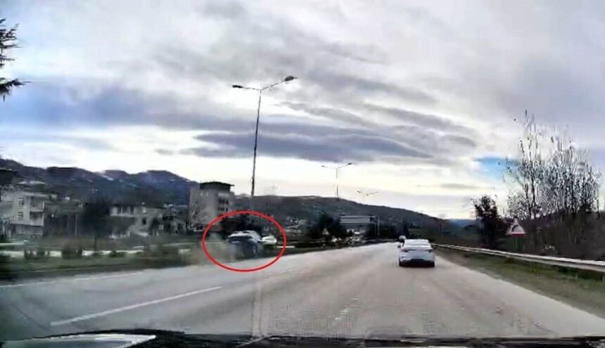 Samsun’un Canik ilçesinde cenaze dönüşü meydana gelen ve 4 kişinin yaralandığı 3 araçlı trafik kazası araç kamerasında görüntülendi. Samsun’un Canik ilçesinde cenaze dönüşü meydana gelen ve 4 kişinin yaralandığı 3 araçlı trafik kazası araç kamerasında görüntülendi.