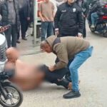 SAMSUN (İHA) – Samsun’da sokakta çıplak dolaşan 50’li yaşlardaki bir erkek, çevre halkını rahatsız etti. Polisin müdahalesiyle, üzerine pantolon giydirilerek gözaltına alındı.
