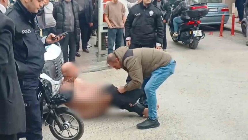 SAMSUN (İHA) – Samsun’da sokakta çıplak dolaşan 50’li yaşlardaki bir erkek, çevre halkını rahatsız etti. Polisin müdahalesiyle, üzerine pantolon giydirilerek gözaltına alındı. SAMSUN (İHA) – Samsun’da sokakta çıplak dolaşan 50’li yaşlardaki bir erkek, çevre halkını rahatsız etti. Polisin müdahalesiyle, üzerine pantolon giydirilerek gözaltına alındı.