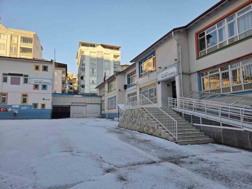 SAMSUN (İHA) – Samsun’da kar yağışı ve buzlanma nedeniyle eğitime 1 gün ara verildi. SAMSUN (İHA) – Samsun’da kar yağışı ve buzlanma nedeniyle eğitime 1 gün ara verildi.