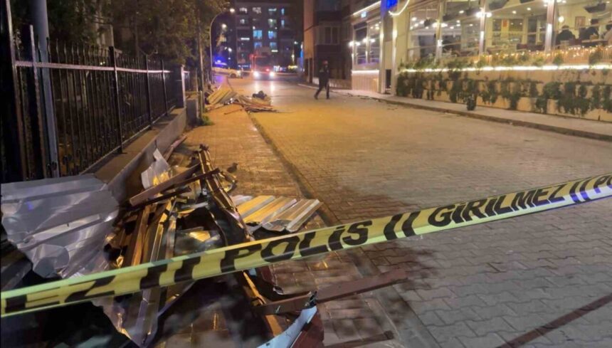 Samsun’da Fırtına Sonucu Binaların Çatısı Uçtu, Ağaçlar Devrildi