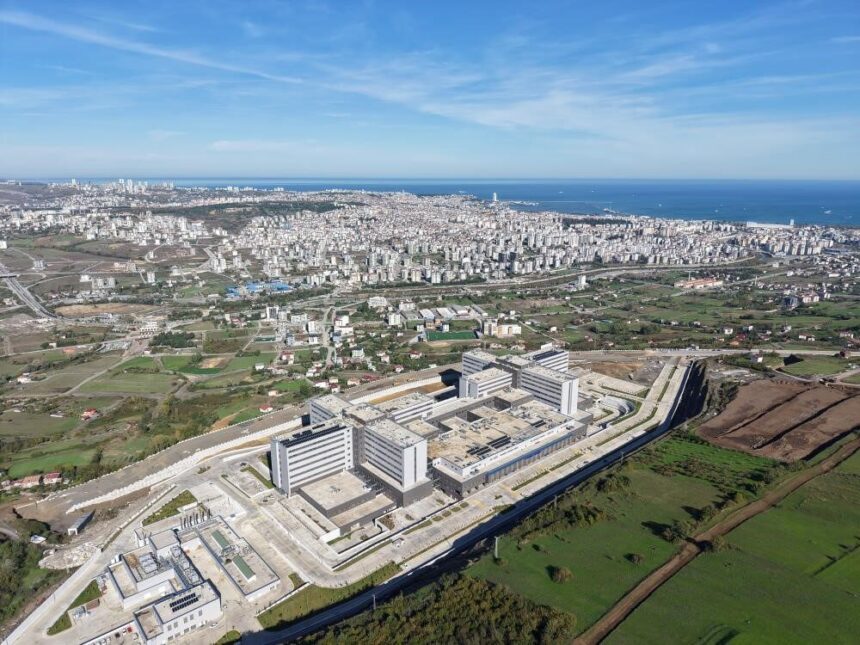 Samsun’daki kamu hastanelerinde 2025 yılında 10 milyon 300 bin hasta muayene edildi, 3 milyon muayene şehir hastanesinde yapıldı. Samsun’daki kamu hastanelerinde 2025 yılında 10 milyon 300 bin hasta muayene edildi, 3 milyon muayene şehir hastanesinde yapıldı.