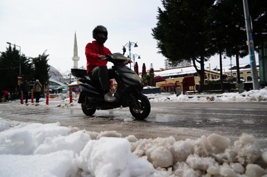 Samsun Valiliği, olumsuz hava koşulları sebebiyle motosiklet ve motokuryelere getirilen kısıtlamayı kaldırdı.
