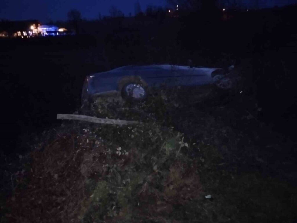 Samsun’un Salıpazarı ilçesinde otomobilin şarampole düştüğü kazada 3 kişi yaralandı.