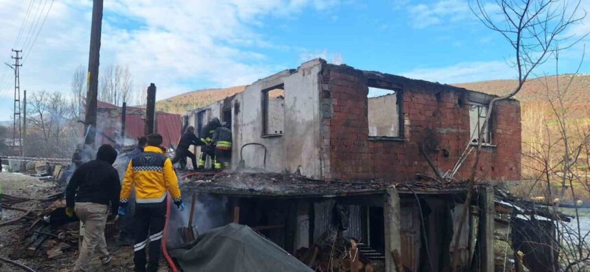 Vezirköprü’de bir evde çıkan yangında 2 kişi yaşamını yitirdi.