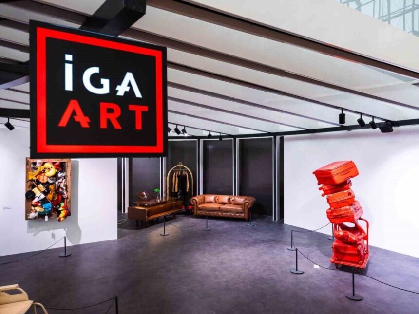 Beyazıt Öztürk’ün “Şey” heykeli ve havalimanında unutulan eşyalar sergisi İGA ART’ta sanatseverlerle buluştu. Beyazıt Öztürk’ün “Şey” heykeli ve havalimanında unutulan eşyalar sergisi İGA ART’ta sanatseverlerle buluştu.