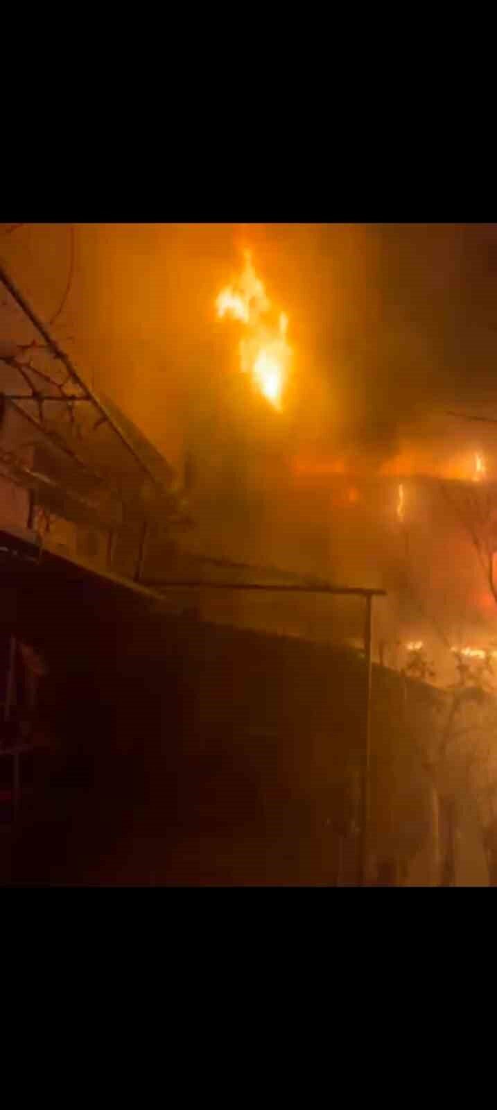 Sancaktepe’deki ahşap barakada yangın paniğe neden oldu, ekipler zamanında müdahale etti. Sancaktepe’deki ahşap barakada yangın paniğe neden oldu, ekipler zamanında müdahale etti.