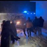 Bulanık’ta kar nedeniyle kapalı olan köy yolunda doğum sancısı çeken kadına ekipler yardımcı oldu.