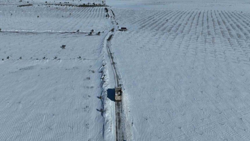 Şanlıurfa’da 58 yılın en yoğun kar yağışında, Büyükşehir Belediyesi 4 bin 500 kilometre yolu ulaşıma açtı.