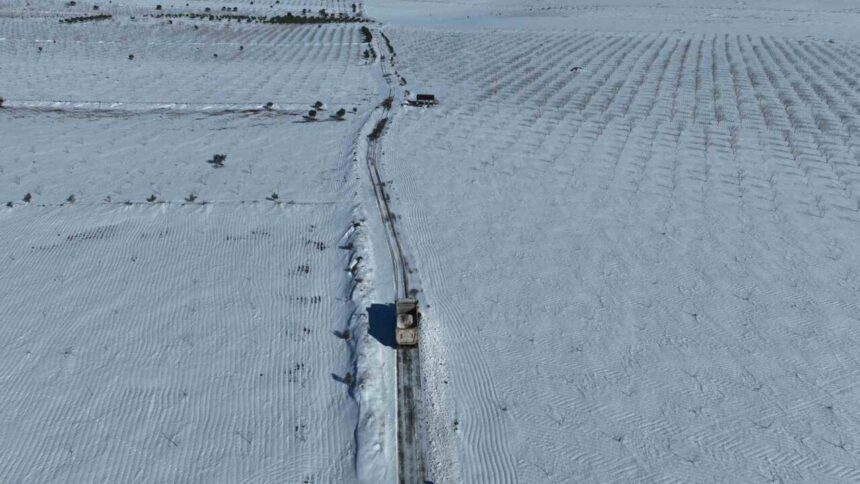 Şanlıurfa’da 58 yılın en yoğun kar yağışı sonrası yollar açıldı, ekipler kesintisiz çalışıyor.