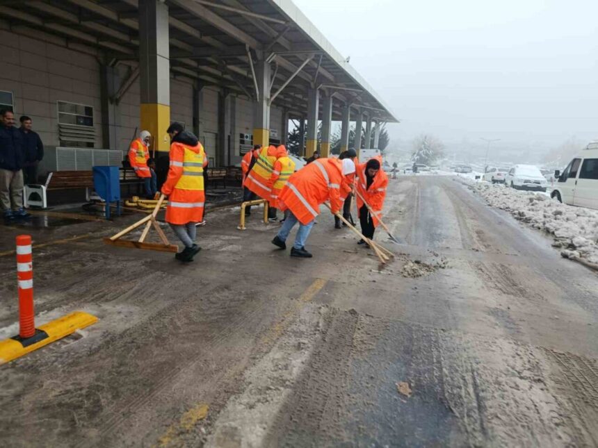 Önceki gün başlayan kar yağışı nedeniyle büyükşehir belediyesi ekipleri çalışmalara hız verdi.