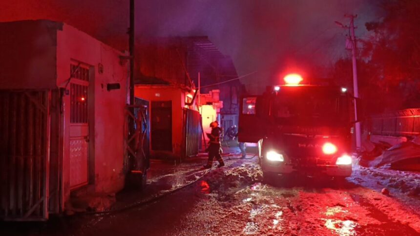 Şanlıurfa’da oduncular pazarındaki iş yerinde çıkan yangın, itfaiye ekipleri tarafından kontrol altına alındı.