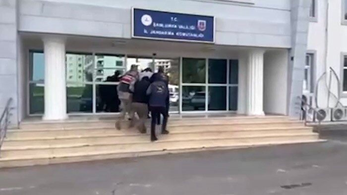 Şanlıurfa’da dolandırıcılık operasyonunda 2 şüpheli tutuklandı. Şanlıurfa’da dolandırıcılık operasyonunda 2 şüpheli tutuklandı.
