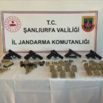 Şanlıurfa’da ruhsatsız silah operasyonunda 5 tabanca ele geçirildi, 4 kişi gözaltına alındı.