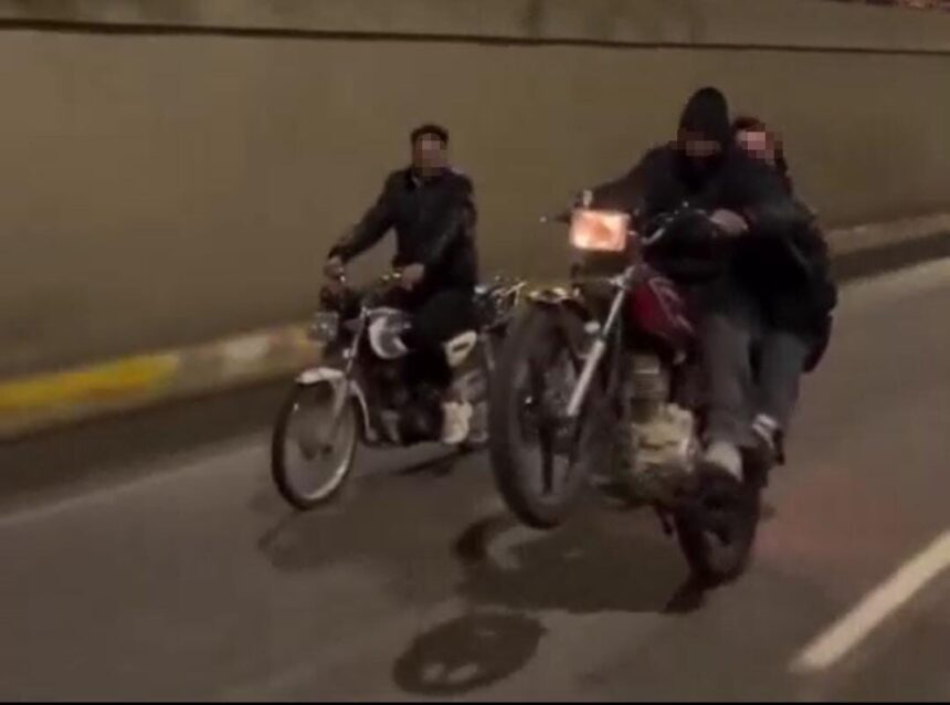 Şanlıurfa’da tek tekerlek üzerinde motosiklet süren sürücüye ceza kesildi, ehliyeti süresiz alındı. Şanlıurfa’da tek tekerlek üzerinde motosiklet süren sürücüye ceza kesildi, ehliyeti süresiz alındı.