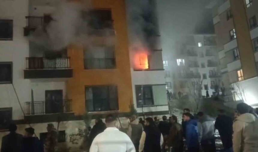 Birecik’teki apartmanda çıkan yangına müdahale edenler son anda kurtuldu, itfaiye üst katları boşalttı.