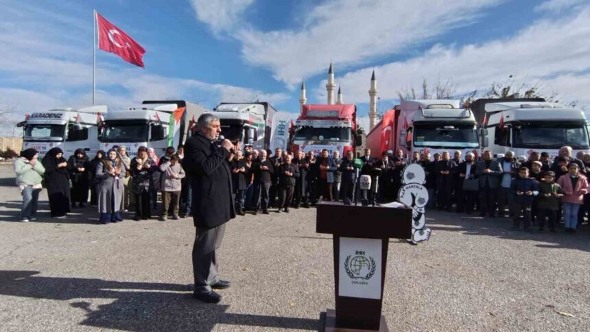 Şanlıurfa’dan Gazze’ye 6 tır gıda ve eşya yardımı dualarla yola çıktı. Şanlıurfa’dan Gazze’ye 6 tır gıda ve eşya yardımı dualarla yola çıktı.