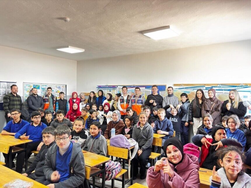 Kütahya Dumlupınar Üniversitesi’nden sosyal sorumluluk etkinliği: Öğrenciler eğlendi, farkındalık kazandı.