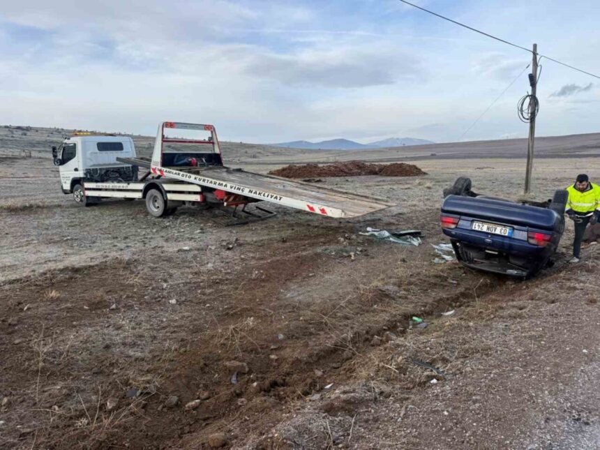 Afyonkarahisar’da otomobilin takla atması sonucu 14 yaşında bir çocuk da dahil 2 kişi yaralandı. Afyonkarahisar’da otomobilin takla atması sonucu 14 yaşında bir çocuk da dahil 2 kişi yaralandı.