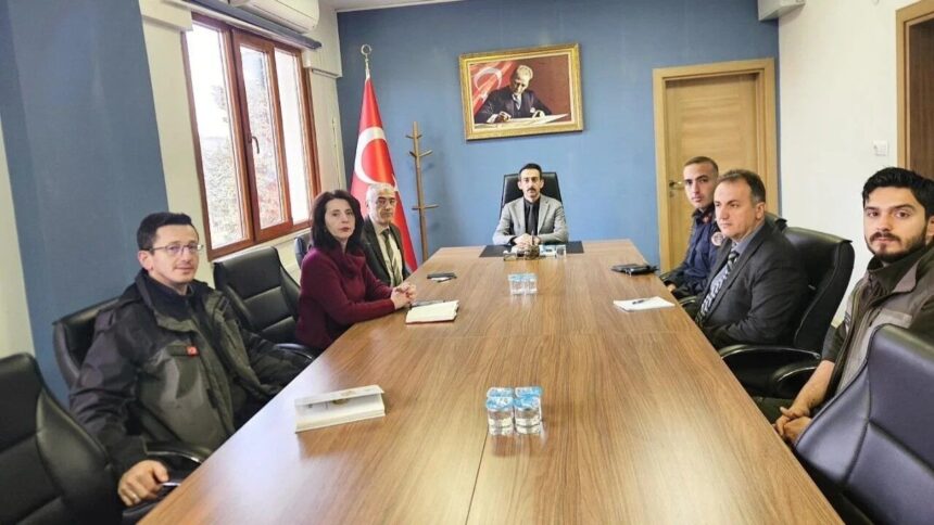 Saraydüzü’nde 2026-2027 av dönemine ilişkin komisyon toplantısı Kaymakam Ünal başkanlığında yapıldı. Saraydüzü’nde 2026-2027 av dönemine ilişkin komisyon toplantısı Kaymakam Ünal başkanlığında yapıldı.