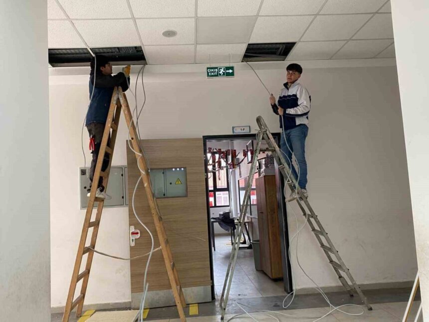 Sarıgöl Dört Eylül İlkokulu’na Klima Montajı Başladı Sarıgöl Dört Eylül İlkokulu’na Klima Montajı Başladı