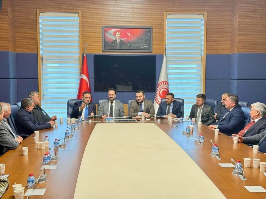 AK Parti Sarıgöl İlçe Başkanı Nihat Demirci, muhtarlarla Ankara’ya giderek ilçenin taleplerini aktardı. AK Parti Sarıgöl İlçe Başkanı Nihat Demirci, muhtarlarla Ankara’ya giderek ilçenin taleplerini aktardı.