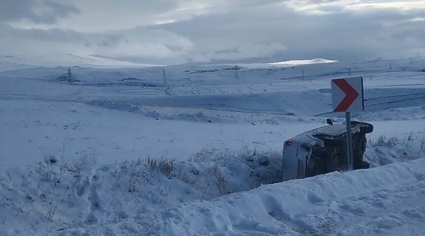 Sarıkamış’ta otomobilin direksiyon hakimiyetinin kaybolması sonucu takla atıldı, sürücü yaralandı. Sarıkamış’ta otomobilin direksiyon hakimiyetinin kaybolması sonucu takla atıldı, sürücü yaralandı.