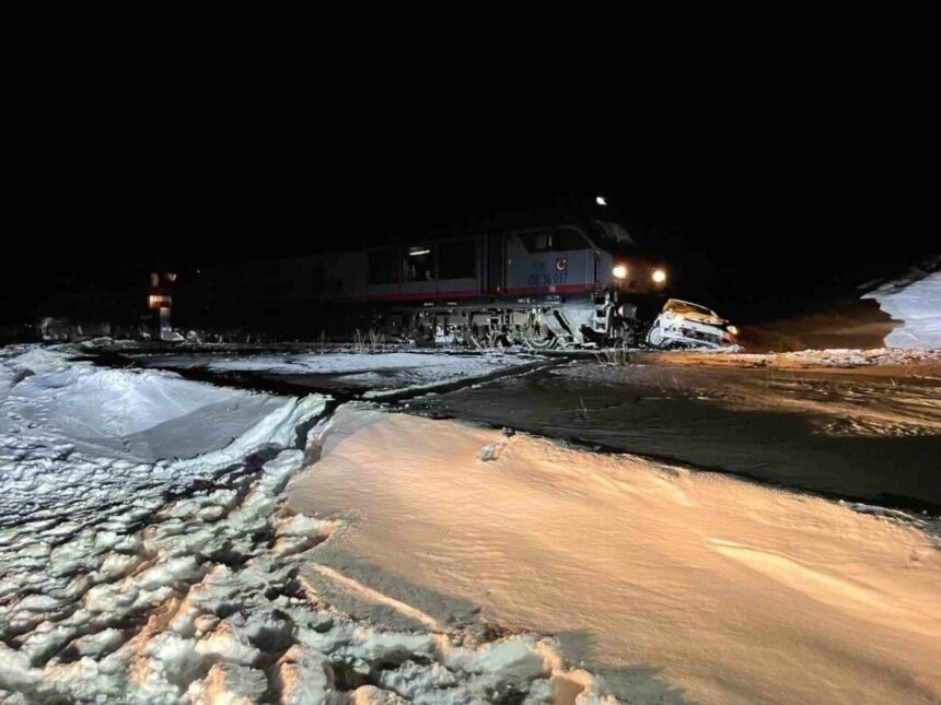 Sarıkamış’ta Yük Treni, Kontrolsüz Geçitte Otomobile Çarptı: Sürücü Yaralandı Sarıkamış’ta Yük Treni, Kontrolsüz Geçitte Otomobile Çarptı: Sürücü Yaralandı