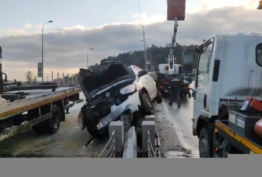 Sarıyer’de otomobil aydınlatma direğine çarptı: Sürücü hastaneye kaldırıldı, trafik yoğunluğu yaşandı. Sarıyer’de otomobil aydınlatma direğine çarptı: Sürücü hastaneye kaldırıldı, trafik yoğunluğu yaşandı.