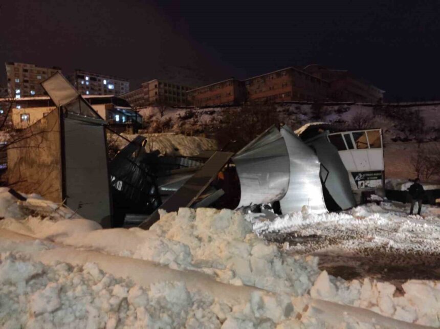 Batman’ın Sason ilçesinde yoğun kar yağışı sonucu bir iş yerinin çatısı çöktü.