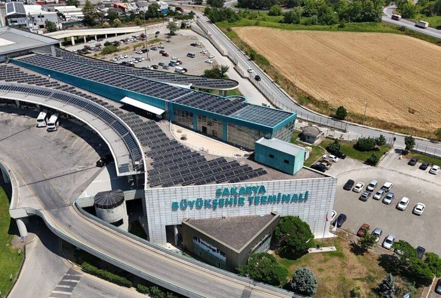 Sakarya Büyükşehir Belediyesi, otobüs terminalinde yılın ilk günlerinde temizlik çalışması yaptı.