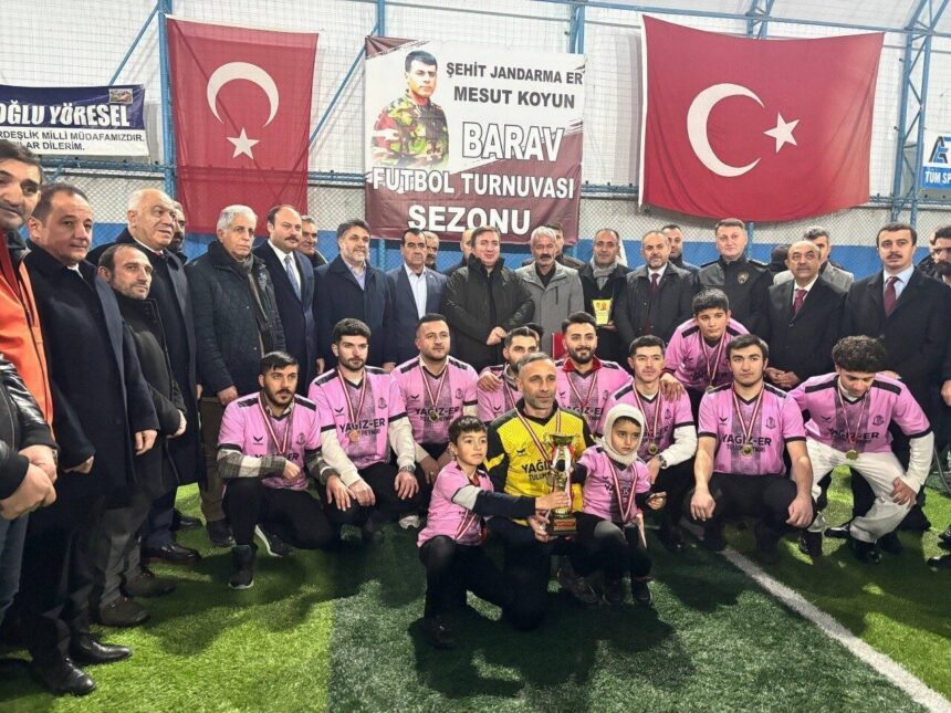 Erzincan’da Şehit Er Mesut Koyun anısına düzenlenen futbol turnuvası ödül töreniyle tamamlandı. Erzincan’da Şehit Er Mesut Koyun anısına düzenlenen futbol turnuvası ödül töreniyle tamamlandı.