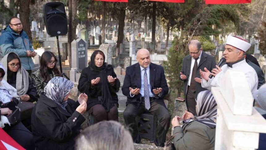 Şehit Mehmet Kamil, şehadetinin 106. yılında mezarı başında düzenlenen bir törenle anıldı. Şehit Mehmet Kamil, şehadetinin 106. yılında mezarı başında düzenlenen bir törenle anıldı.