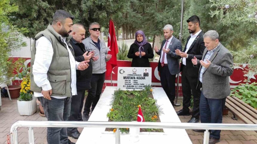 Salihli’de Şehit Mustafa Kozak Mezarı Başında Anıldı, Annesi Gülşen Kozak Ziyaret Edildi. Salihli’de Şehit Mustafa Kozak Mezarı Başında Anıldı, Annesi Gülşen Kozak Ziyaret Edildi.