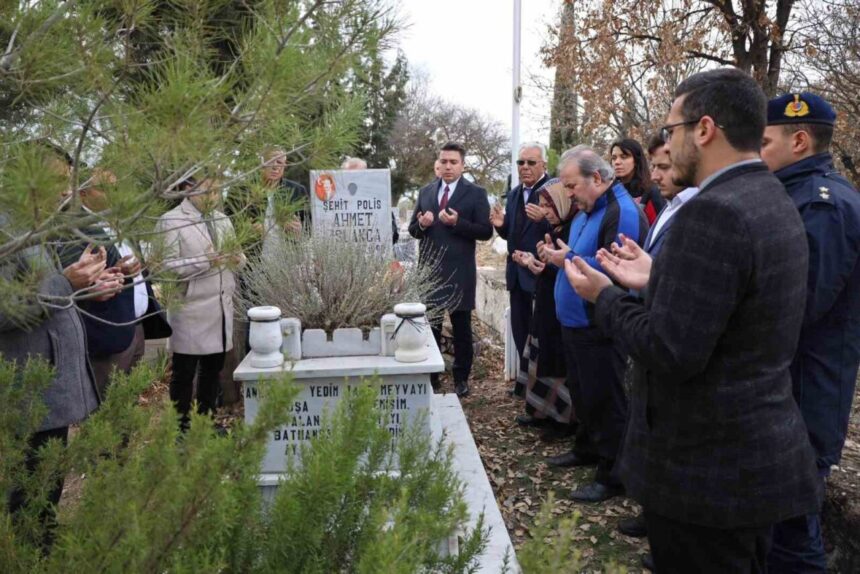 Ahmet Işlakça’nın şehadetinin yıl dönümünde kabri başında anma töreni gerçekleştirildi. Ahmet Işlakça’nın şehadetinin yıl dönümünde kabri başında anma töreni gerçekleştirildi.