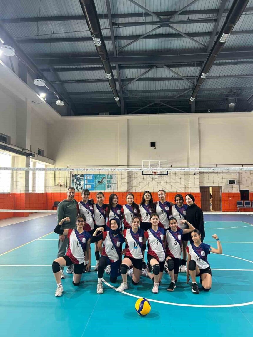 BİTLİS (İHA) – Tatvan Selahaddin Eyyubi Ortaokulu’nun yıldız kız voleybol takımı, bölge şampiyonasında birinci oldu. BİTLİS (İHA) – Tatvan Selahaddin Eyyubi Ortaokulu’nun yıldız kız voleybol takımı, bölge şampiyonasında birinci oldu.