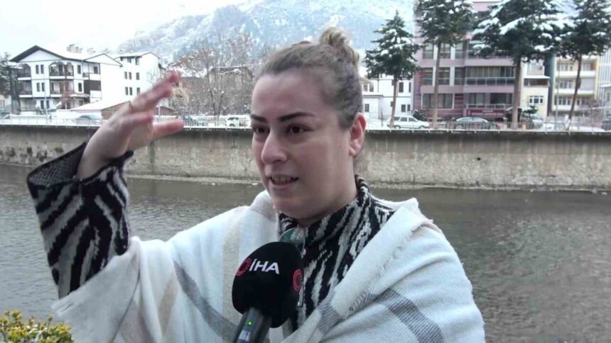 Amasya’da otel bahçesinde selfie çekerken kar kütlesi altında kalan genç çift şaşkınlık yaşadı.