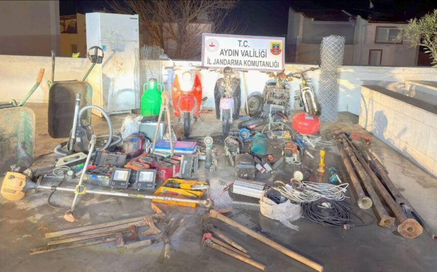 Kuşadası’nda Sel İle Hırsızlık Yapan Şüpheli, Jandarma Tarafından Yakalandı Kuşadası’nda Sel İle Hırsızlık Yapan Şüpheli, Jandarma Tarafından Yakalandı