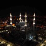 Selimiye Camii, yenilenen aydınlatma sistemiyle geceleri yeniden göz kamaştırıyor.
