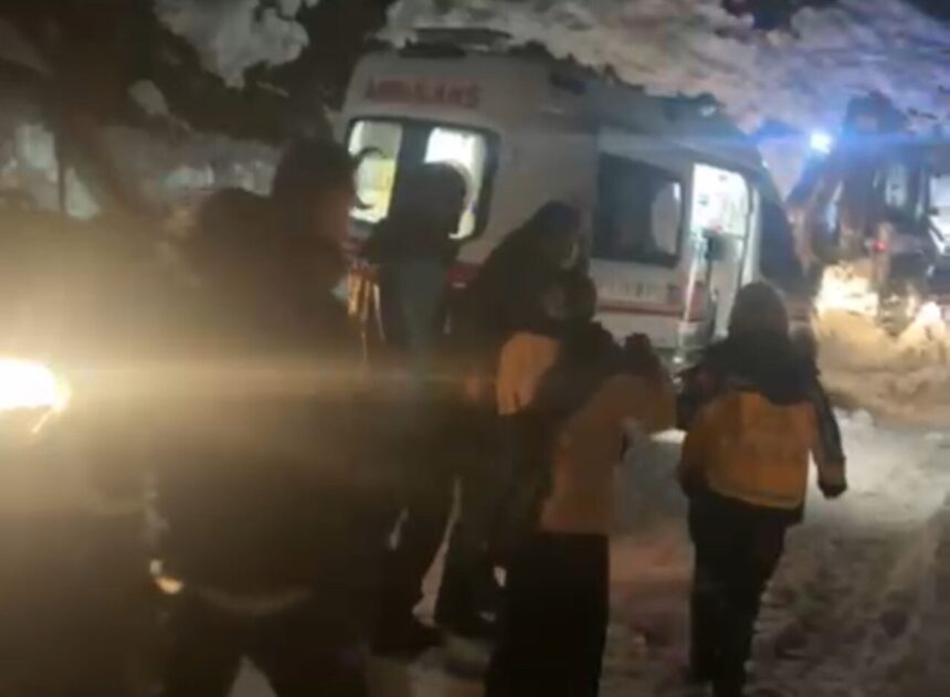 Hakkari’nin Şemdinli ilçesinde, kar yağışı nedeniyle ulaşımı kapanan mezrada zehirlenen 12 kişiye 3 saat sonra ulaşıldı.