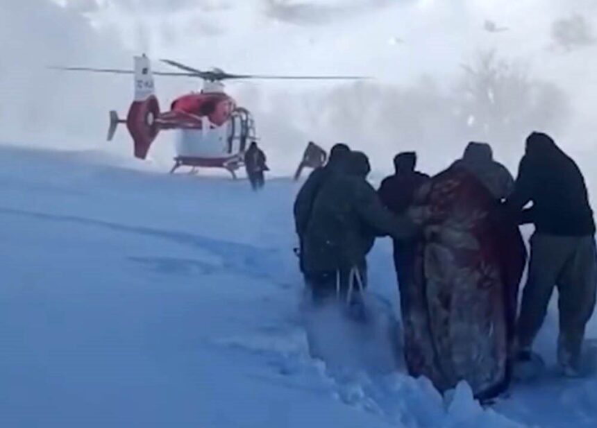 Hakkari’nin Şemdinli ilçesindeki kar ve tipi nedeniyle kapalı yolda hamile kadın, ambulans helikopter ile hastaneye ulaştırıldı.