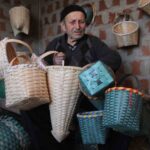 Gülyalı’da 88 yaşındaki Haki Atasever, 10 yaşında başladığı sepet örme işini sürdürmekte.