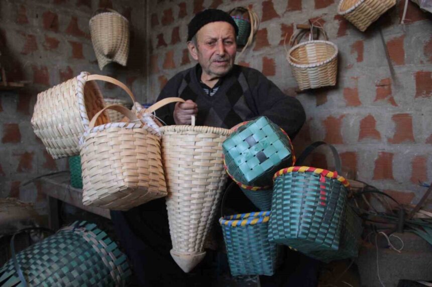 Gülyalı’da 88 yaşındaki Haki Atasever, 10 yaşında başladığı sepet örme işini sürdürmekte. Gülyalı’da 88 yaşındaki Haki Atasever, 10 yaşında başladığı sepet örme işini sürdürmekte.