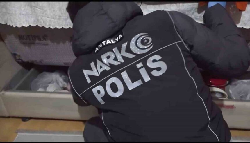 Serik’te düzenlenen operasyonda 32 adreste 25 şüpheli gözaltına alındı. Serik’te düzenlenen operasyonda 32 adreste 25 şüpheli gözaltına alındı.