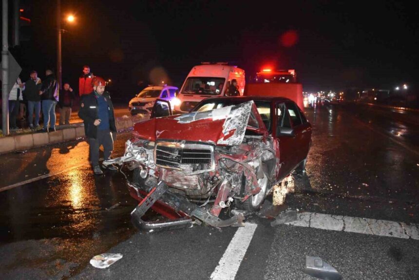 Hendek’teki D-100 yolunda otomobil ile servis minibüsü çarpıştı; iki yaralı, sürücü kaçtı. Hendek’teki D-100 yolunda otomobil ile servis minibüsü çarpıştı; iki yaralı, sürücü kaçtı.